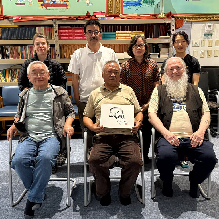 Yige organizing team is taking a group photo